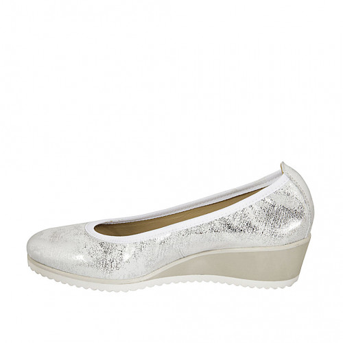 Zapato de salon para mujer en gamuza imprimida laminada plateada cuña 4