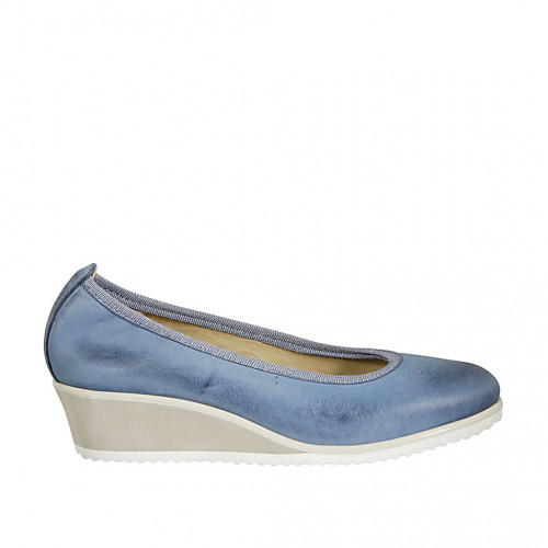 Zapato de salon para mujer en piel azul claro cuña 4