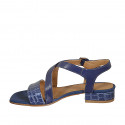﻿Sandalia para mujer con cinturon cruzado en piel y piel estampada azul aciano tacon 3 - Tallas disponibles:  32, 44