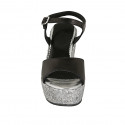 Sandalo da donna con cinturino e plateau in pelle nera con zeppa rivestita in tessuto grigio argento 9 - Misure disponibili: 42, 43, 44, 45