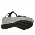 Sandalia para mujer con cinturon y plataforma en piel negra y tejido gris plateado cuña 9 - Tallas disponibles:  42, 43, 44, 45