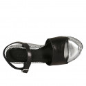 Sandalia para mujer con cinturon y plataforma en piel negra y tejido gris plateado cuña 9 - Tallas disponibles:  42, 43, 44, 45