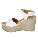 Sandale pour femmes avec courroie et plateforme en cuir blanc et tissu beige talon compensé 9 - Pointures disponibles:  42, 43, 45