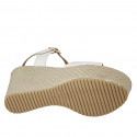 Sandale pour femmes avec courroie et plateforme en cuir blanc et tissu beige talon compensé 9 - Pointures disponibles:  42, 43, 45