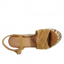 Sandale pour femmes avec plateforme et courroie en daim brun clair et tissu multicouleur talon compensé 12 - Pointures disponibles:  42, 43, 44