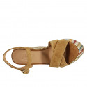 Sandale pour femmes avec plateforme et courroie en daim cognac et tissu multicouleur talon compensé 12 - Pointures disponibles:  42, 43