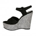 Sandalo da donna con cinturino e plateau in camoscio nero con zeppa rivestita in tessuto grigio argento 12 - Misure disponibili: 42