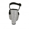 Sandalo da donna con cinturino e plateau in camoscio nero con zeppa rivestita in tessuto grigio argento 12 - Misure disponibili: 42
