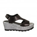 Sandale pour femmes avec fermeture velcro en cuir noir et tissu gris argent talon compensé 7 - Pointures disponibles:  43, 46