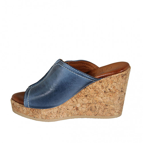 Mule para mujer en piel azul claro con plataforma y cuña 9