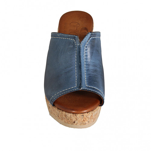 Mule para mujer en piel azul claro con plataforma y cuña 9