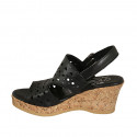 Sandale pour femmes en cuir perforé noir avec plateforme talon compensé 7 - Pointures disponibles:  42