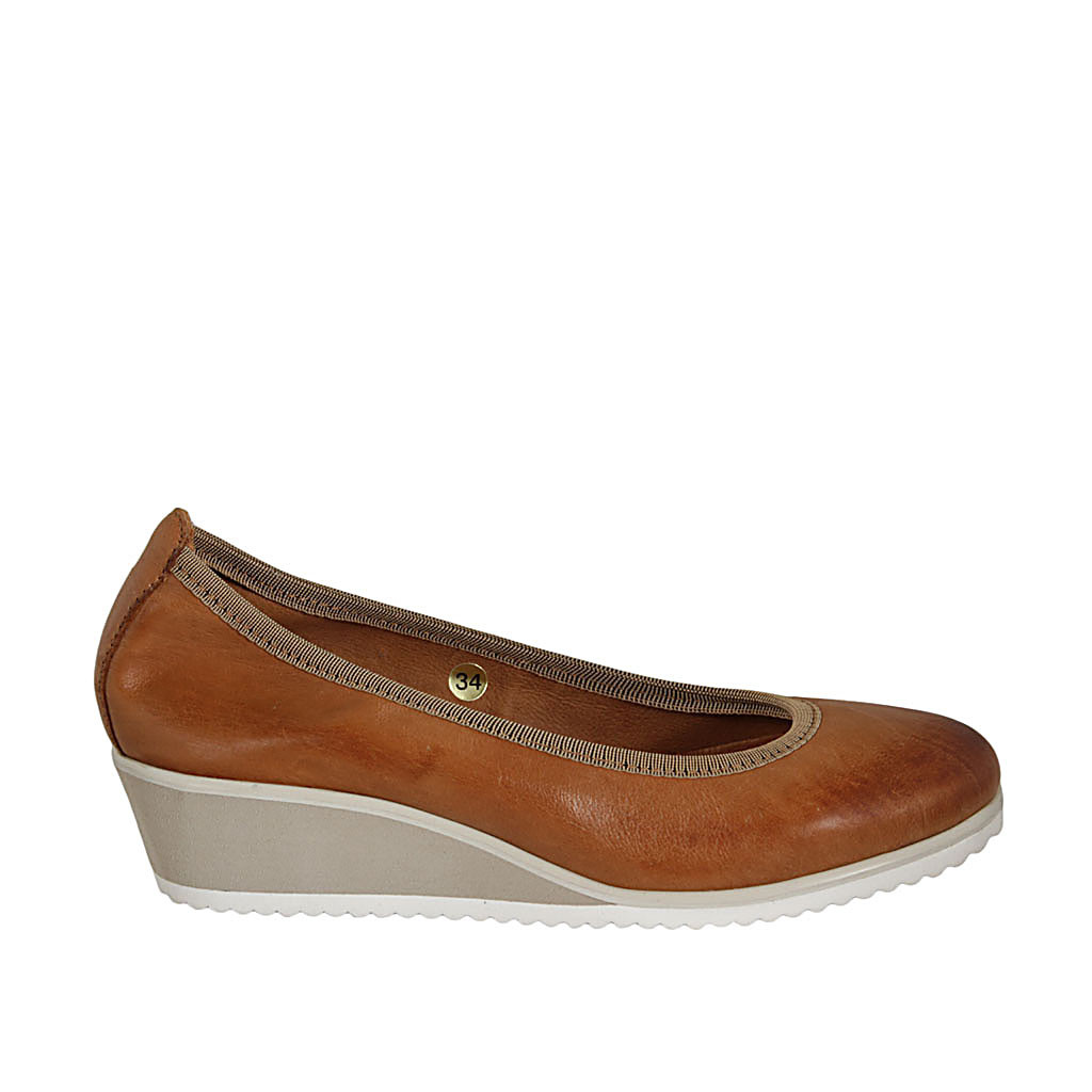 Zapato de salon para mujer en piel brun claro cuña 4