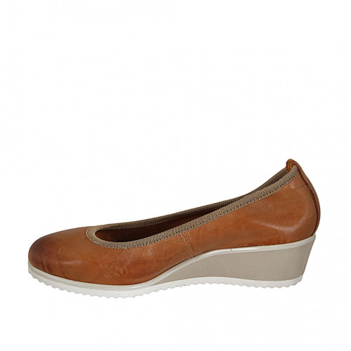 Zapato de salon para mujer en piel brun claro cuña 4