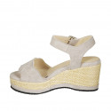 Sandale pour femmes en daim gris avec courroie, goujons et talon compensé 7 - Pointures disponibles:  43