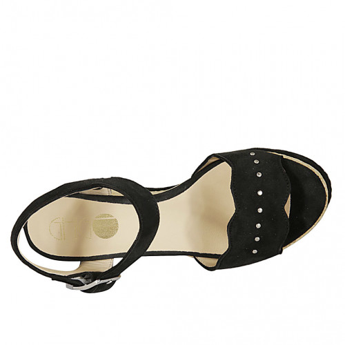 Sandalia para mujer en gamuza negra con cinturon, tachuelas y cuña 7
