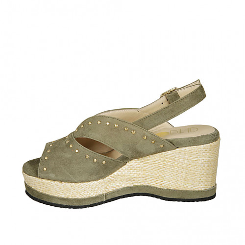 Sandalia para mujer en gamuza verde con tachuelas y cuña 7
