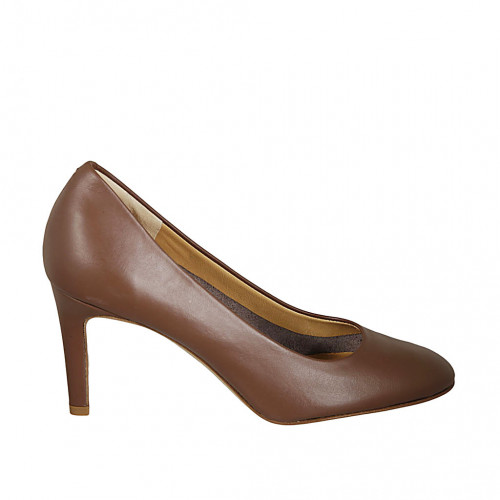 Woman's pump shoe in brown leather...