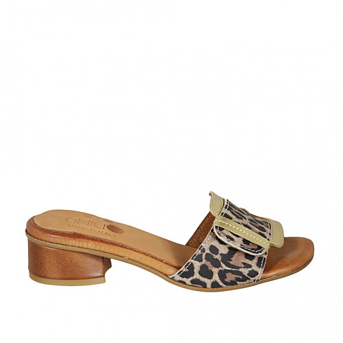 Woman's mules with buckle in spotted...