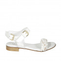Sandalo da donna in pelle bianca e rafia intrecciata bianca, platino e rame con fibbie tacco 2 - Misure disponibili: 33, 43