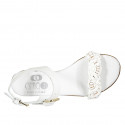 Sandalo da donna in pelle bianca e rafia intrecciata bianca, platino e rame con fibbie tacco 2 - Misure disponibili: 33, 43