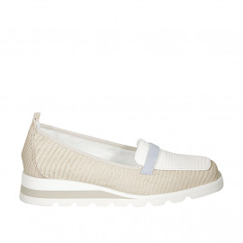 Mocassin pour femmes en cuir imprimé blanc et beige et daim bleu clair talon compensé 3 - Pointures disponibles:  42