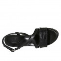 Sandalo da donna in pelle stampata nera con cinturino incrociato, plateau e tacco 10 - Misure disponibili: 42