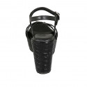 Sandalia para mujer en piel negra con cinturon, plataforma y cuña imprimida 9 - Tallas disponibles:  42