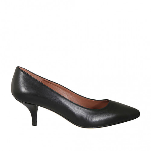 Woman's pointy pump in black leather...
