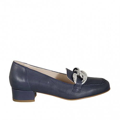 Mocassino da donna in pelle blu con catena tacco 3