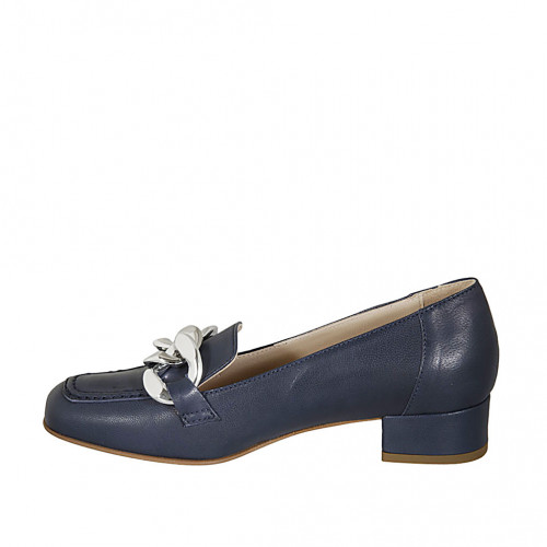 Mocassino da donna in pelle blu con catena tacco 3