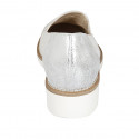 Mocasin para mujer con elasticos en gamuza arena y piel estampada laminada plateada tacon 3 - Tallas disponibles:  42, 45