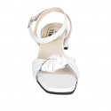 Sandalia para mujer con cinturon y nudo en piel blanca y plateada tacon 4 - Tallas disponibles:  43