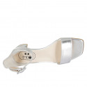 Zapato abierto con cinturon para mujer en piel laminada plateada tacon 4 - Tallas disponibles:  45