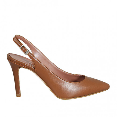 Decolté aperta dietro in pelle color cuoio tacco 8