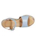 Sandalia con cinturon para mujer en piel azul claro y tejido multicolor cuña 9 - Tallas disponibles:  42
