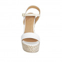 Sandale pour femmes avec courroie et plateforme en cuir blanc et beige avec talon compensé tressé 12 - Pointures disponibles:  42