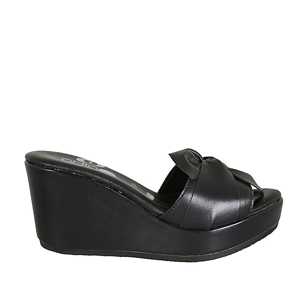 Mule para mujer en piel negra con nudo cuña 7