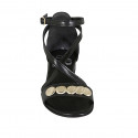Zapato abierto con cinturon y accesorio platino para mujer en piel negra tacon 2 - Tallas disponibles:  33