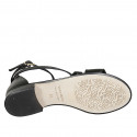 Zapato abierto con cinturon y accesorio platino para mujer en piel negra tacon 2 - Tallas disponibles:  33