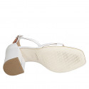 Zapato abierto con cinturon para mujer en piel blanca tacon cuadrado 8 - Tallas disponibles:  45