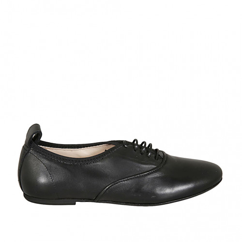Woman's laced shoe in black leather...