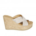 Mule pour femmes en daim et daim perforé beige avec plateforme et talon compensé 9 - Pointures disponibles:  42, 43