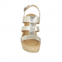 Sandale pour femmes avec courroie en cuir lamé platine avec plateforme et talon compensé 9 - Pointures disponibles:  42, 43