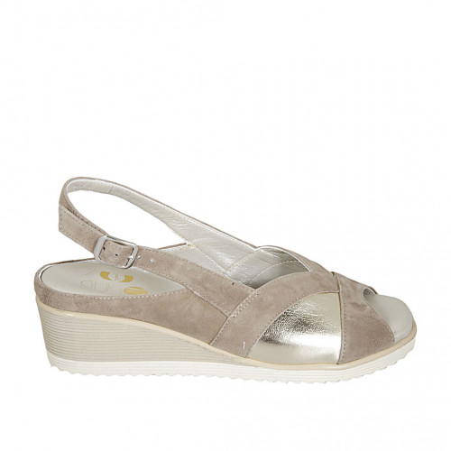 Sandalo da donna con plantare estraibile in camoscio taupe e pelle stampata  laminata platino zeppa 4