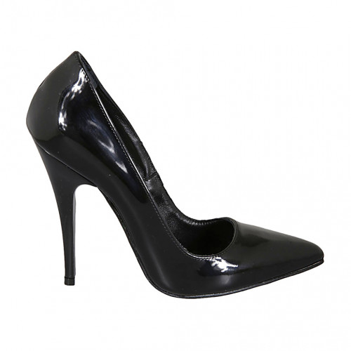 Woman's pointy pump in black-colored...