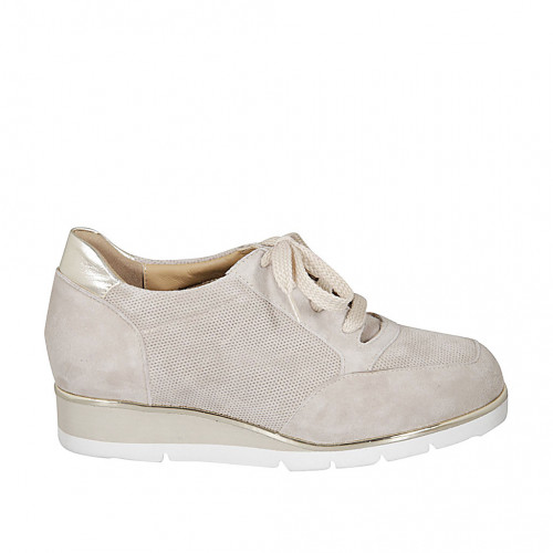 Woman's laced shoe in beige suede and...