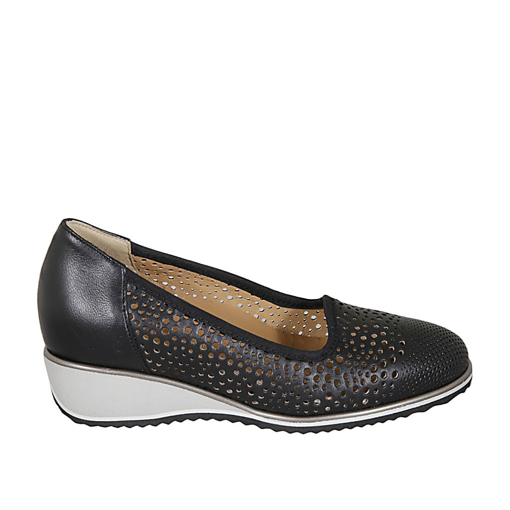 Zapato para mujer con plantilla extraible en piel y piel perforada negra  cuña 3