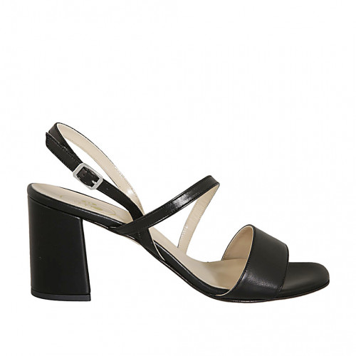 Woman's sandal in black leather heel 8