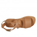 Sandale pour femmes avec courroie croisé en cuir marron clair talon 1 - Pointures disponibles:  32